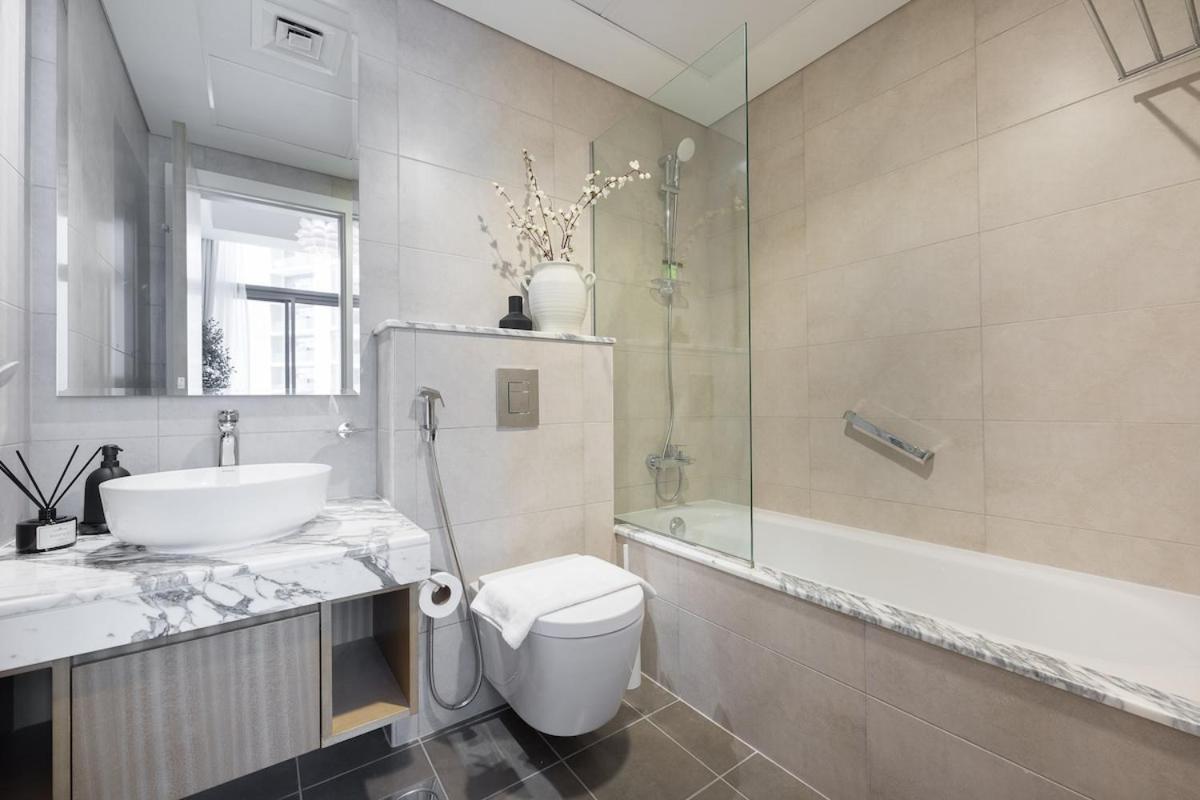 Glamorous 2-bedroom With Skyline Views In Business Bay Apartment *