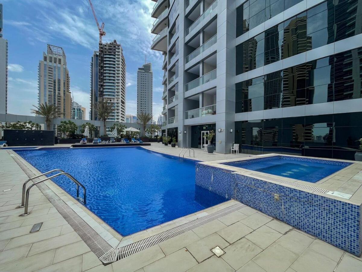 Bright 1-bedroom With View Marina Apartment