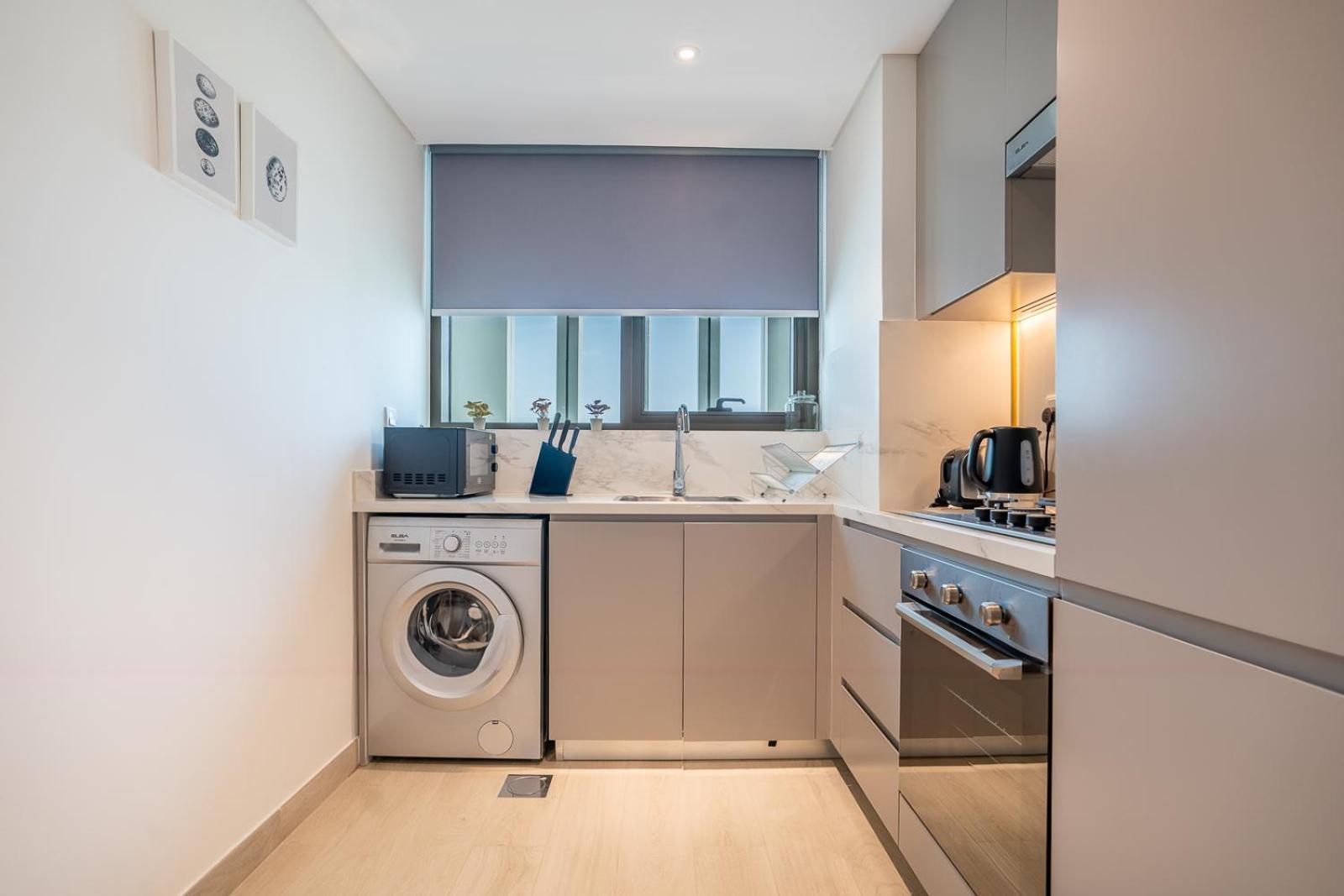 Rh - Stunning Canal View 01 Bedroom With Amenities, Newly Furnished Apartment