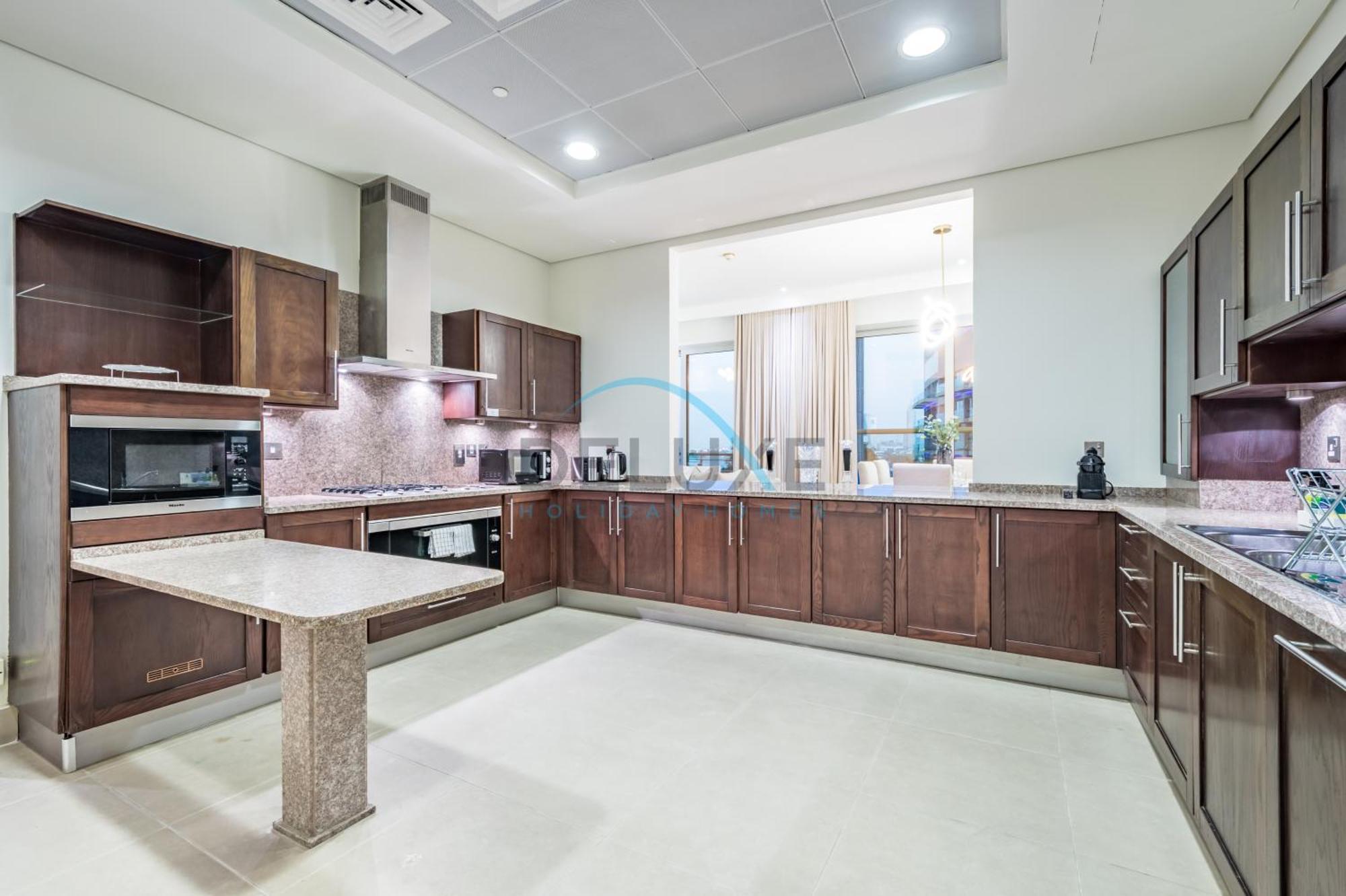 Waterfront 2br With Assistant In Dream Palm Residence, Palm Jumeirah By Deluxe Homes Dubai