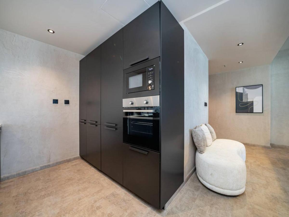 Upgraded Stylish Living With Private Steam *