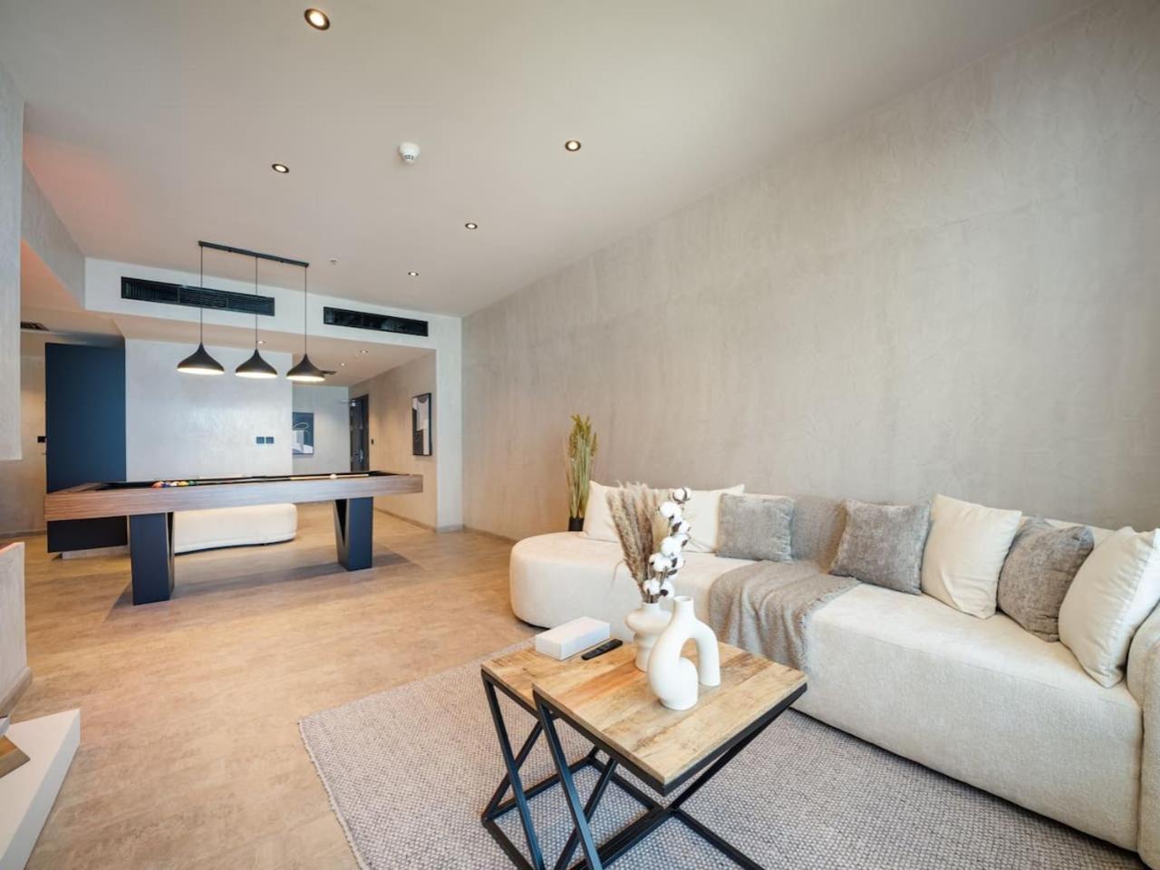 Upgraded Stylish Living With Private Steam