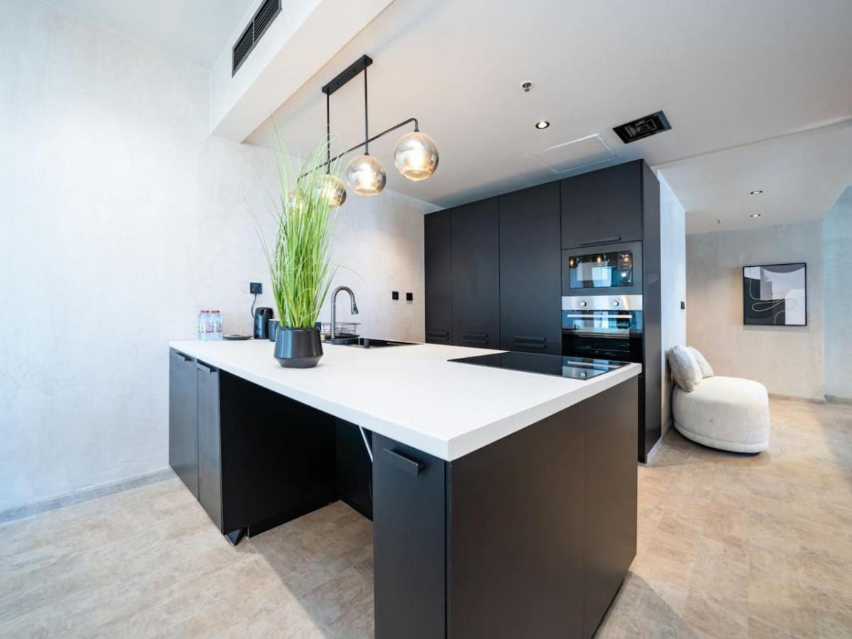 Upgraded Stylish Living With Private Steam Apartment