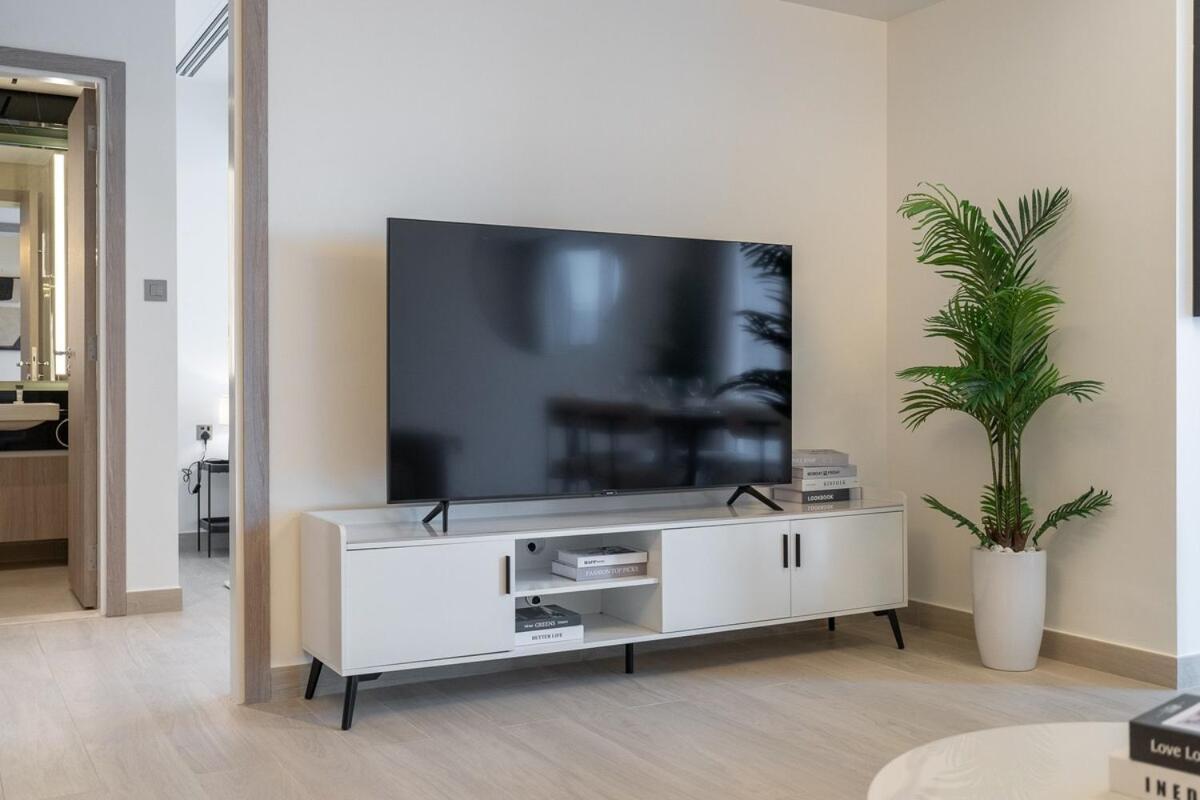 Spacious 2 Bedroom In Jumeirah Towers Modern Comfort In A Prime Location *