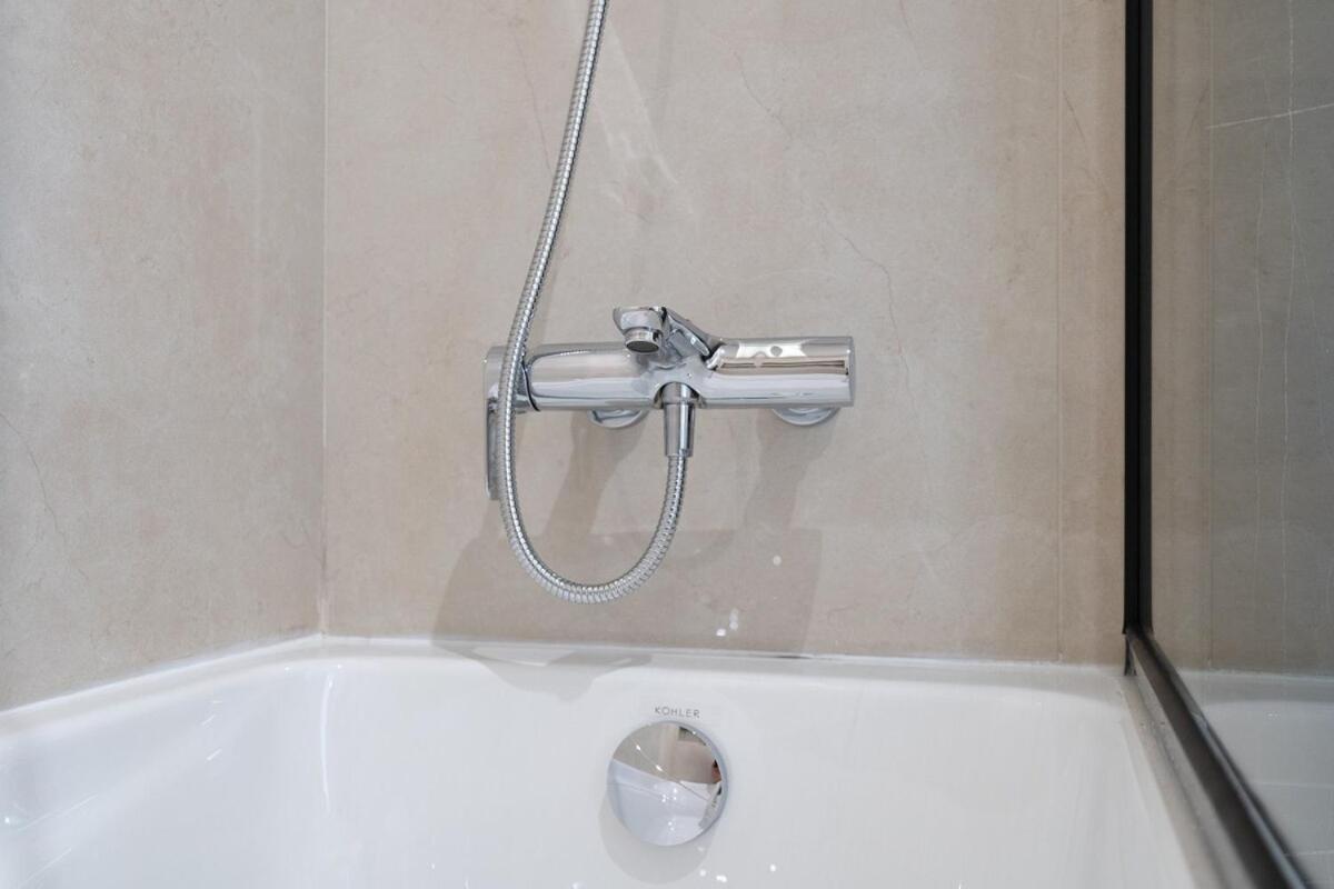 Apartment Spacious 2 Bedroom In Jumeirah Towers Modern Comfort In A Prime Location