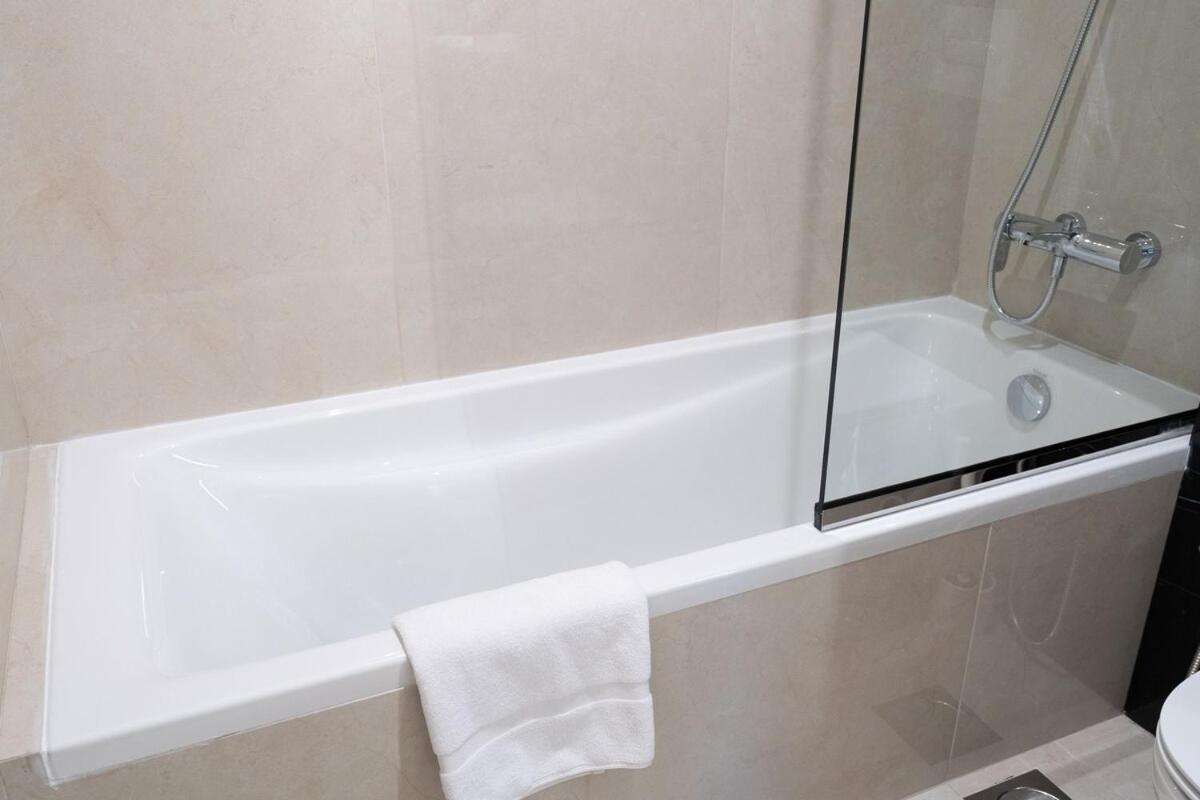Spacious 2 Bedroom In Jumeirah Towers Modern Comfort In A Prime Location * Dubai