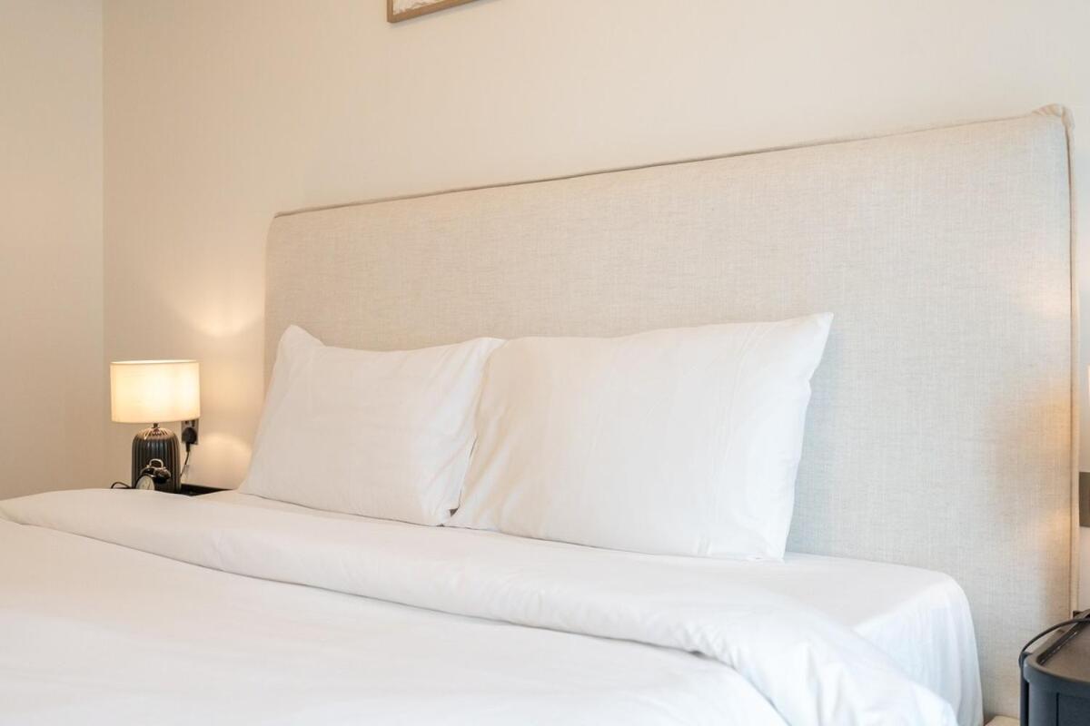 Spacious 2 Bedroom In Jumeirah Towers Modern Comfort In A Prime Location