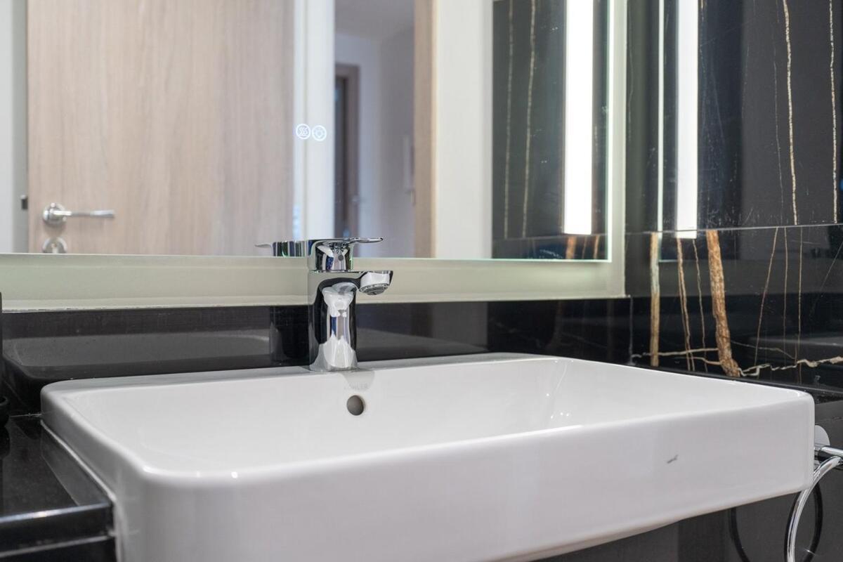 Apartment Spacious 2 Bedroom In Jumeirah Towers Modern Comfort In A Prime Location Dubai