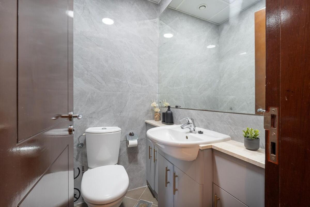 Relaxing Modern For 4 In Business Bay Apartment Dubai