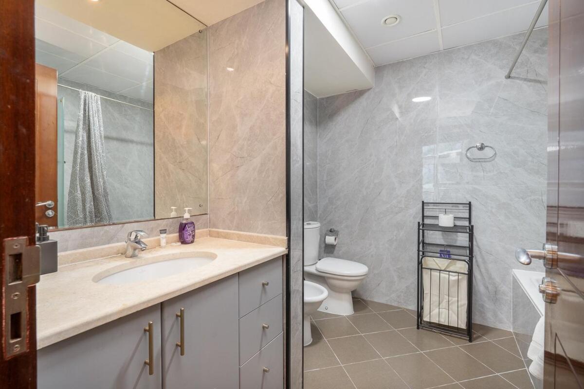 Relaxing Modern For 4 In Business Bay Apartment Dubai