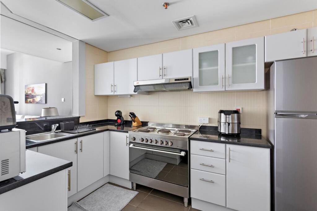 Urban Luxury Furnished 1 Bhk With Gym And Pool Access Apartment