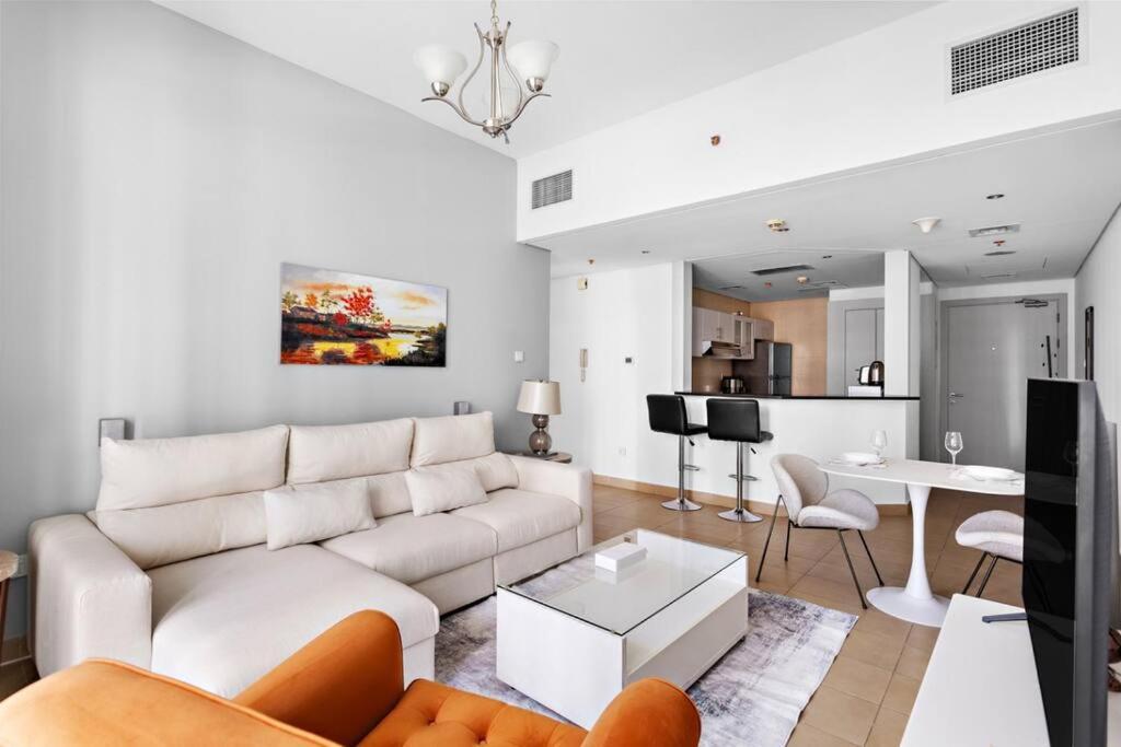 Urban Luxury Furnished 1 Bhk With Gym And Pool Access Dubai