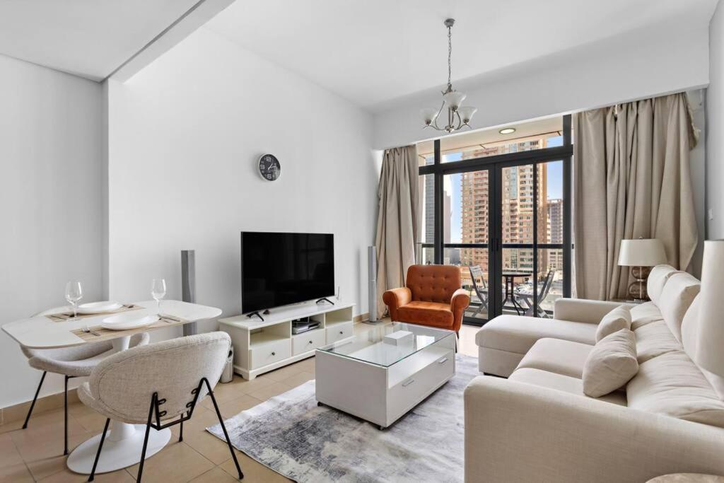 Apartment Urban Luxury Furnished 1 Bhk With Gym And Pool Access *