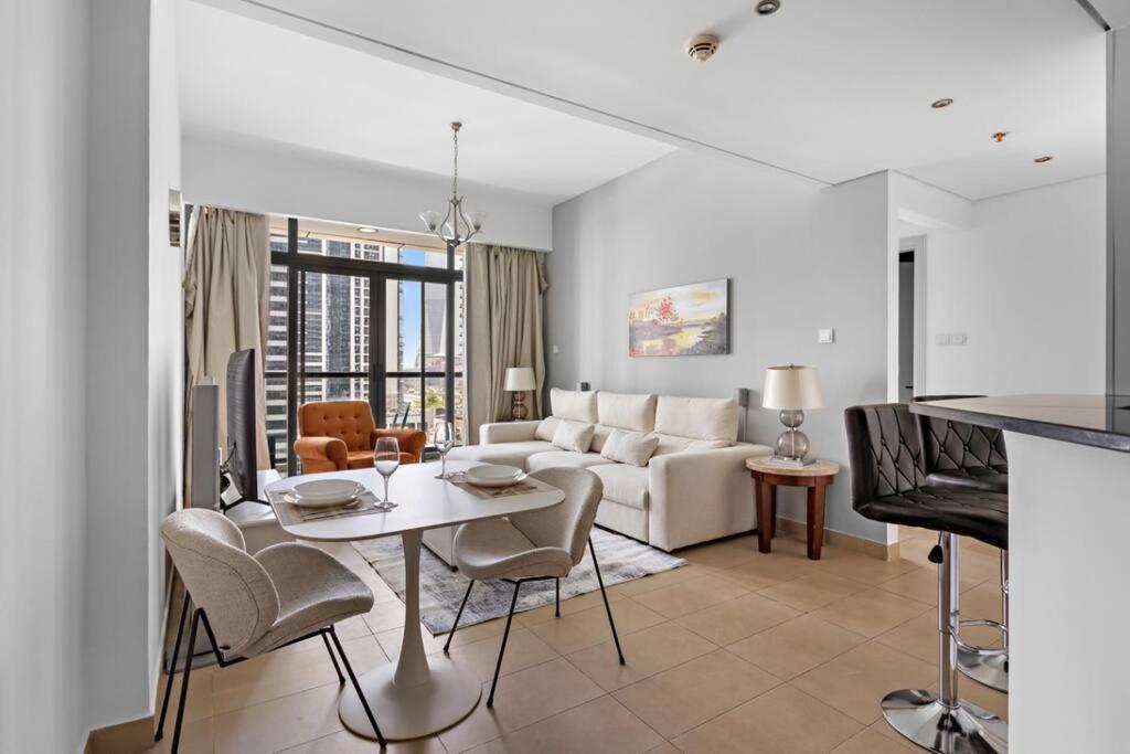 Urban Luxury Furnished 1 Bhk With Gym And Pool Access *