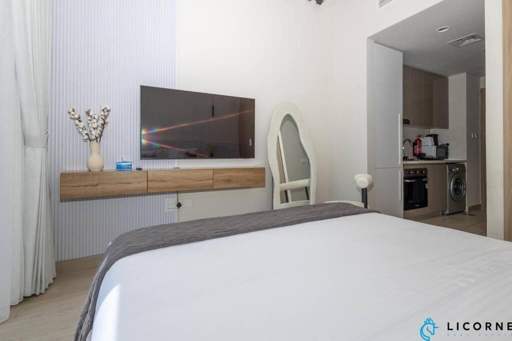 Modern Contemporary In Azizi Riviera Apartment *