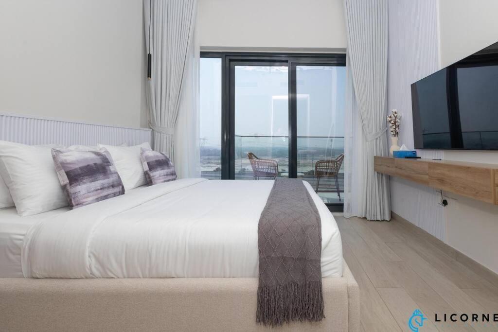 Modern Contemporary In Azizi Riviera Apartment *