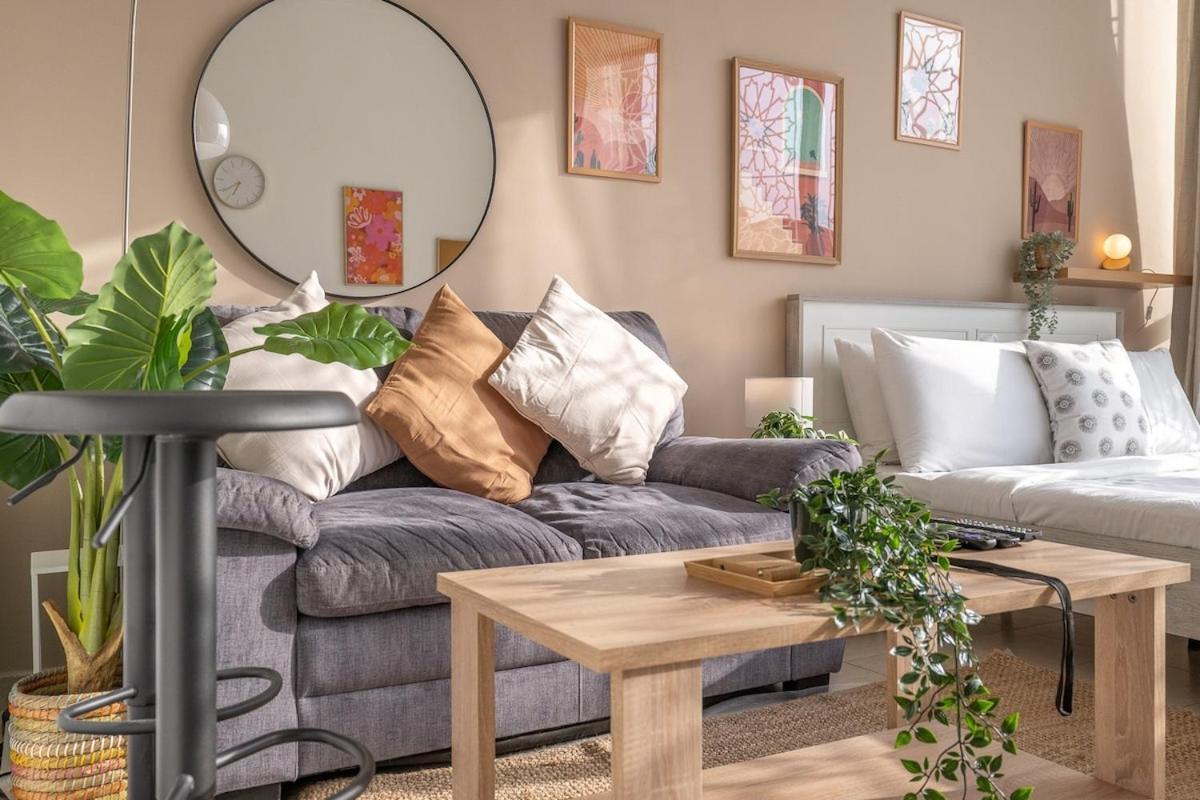 Trendy With Fitted Kitchen In Discovery Gardens Apartment *