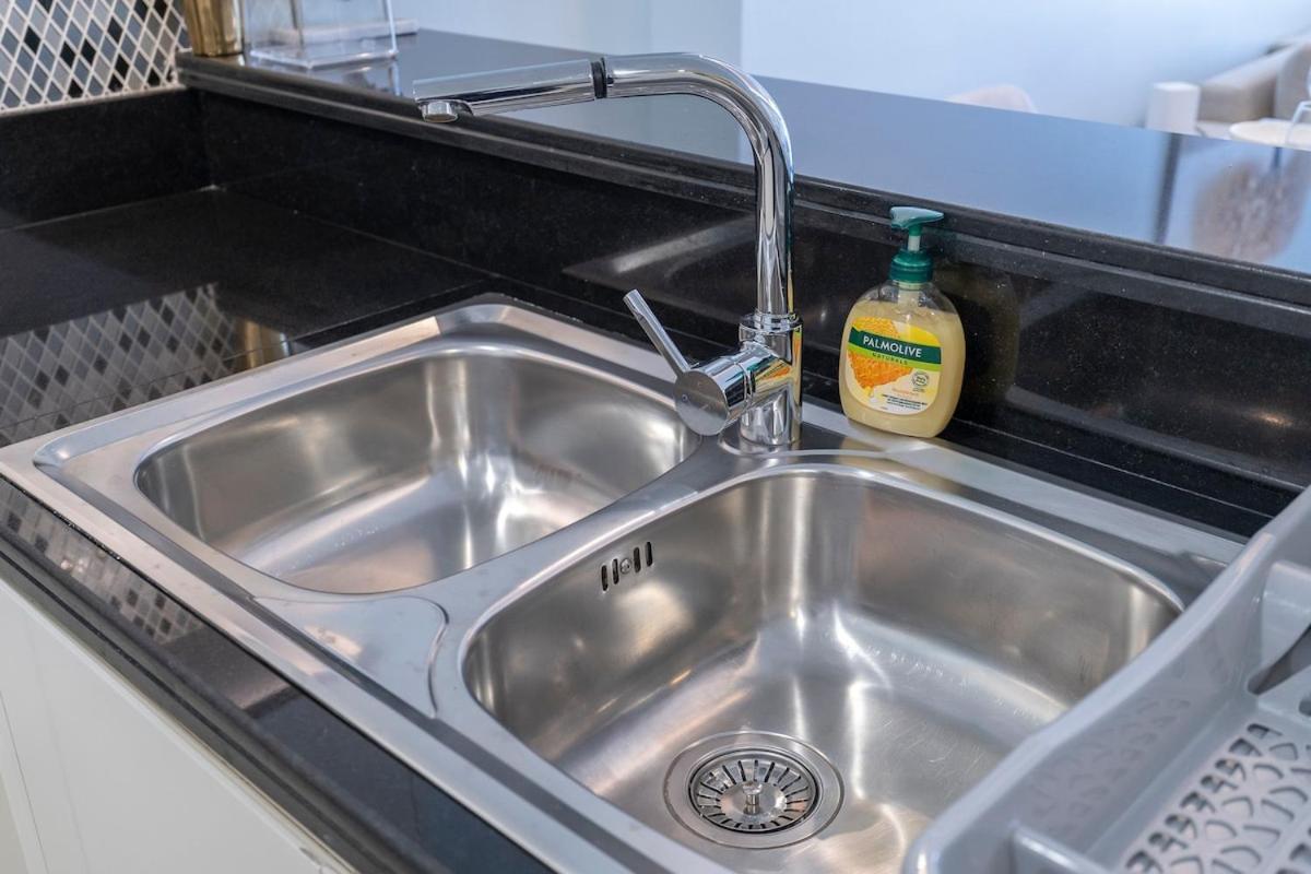 Prestigious 2-bedroom With Easy City Access In Business Bay Apartment *