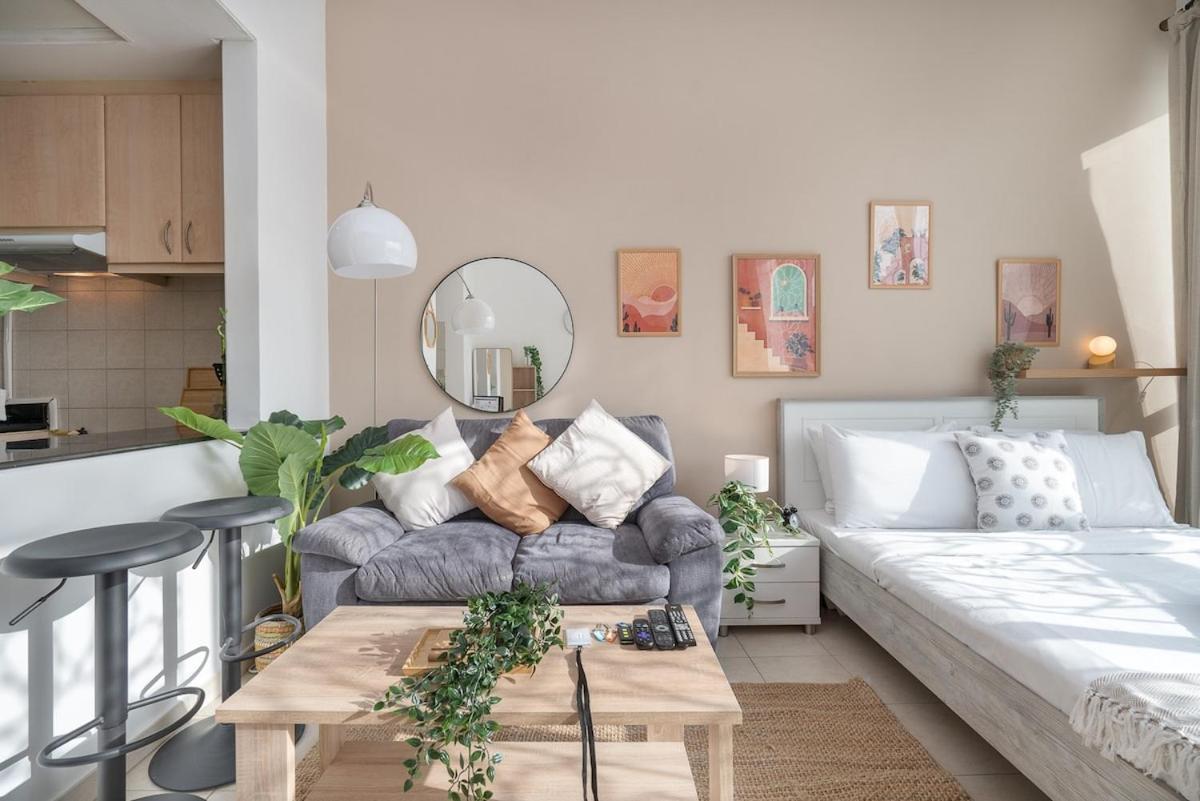 Trendy With Fitted Kitchen In Discovery Gardens Apartment *