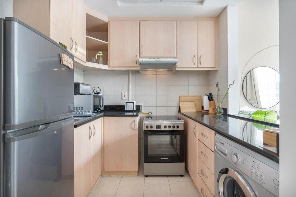 Apartment Trendy With Fitted Kitchen In Discovery Gardens *