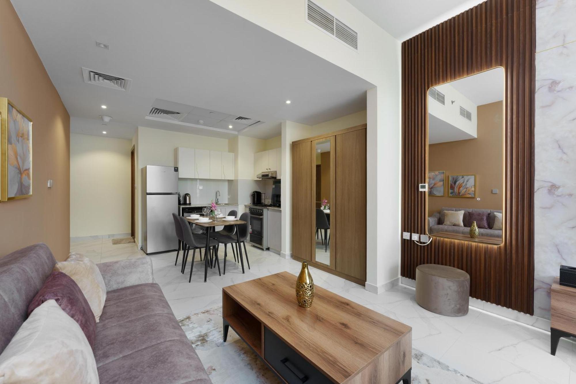 Apartment In Business Bay With Stunning Views Of Burj Khalifa & Canal