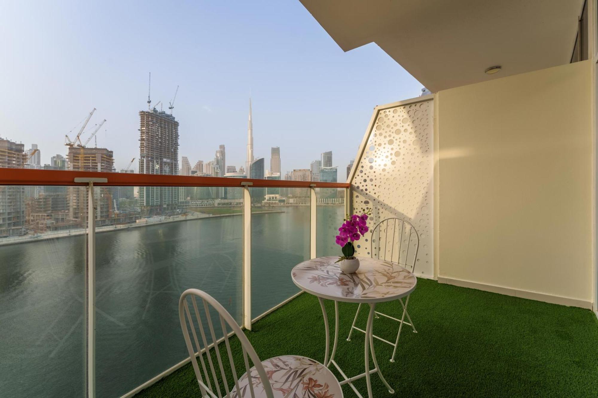 In Business Bay With Stunning Views Of Burj Khalifa & Canal *