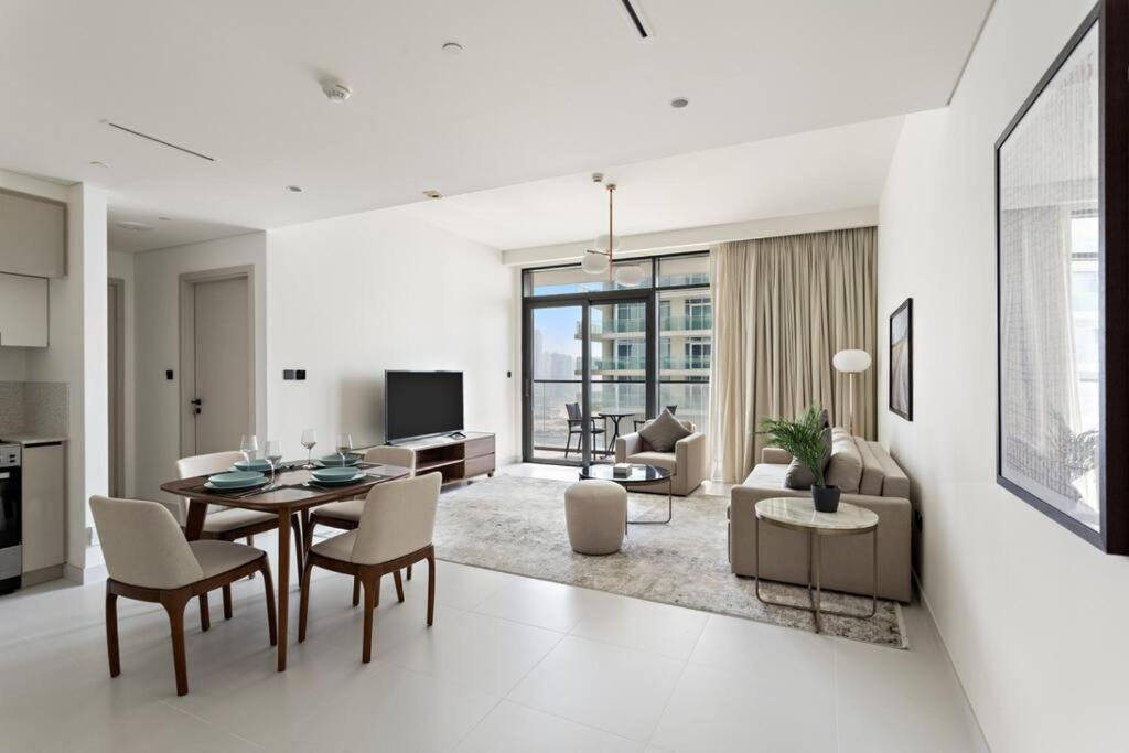 Chic Comfort Fully Furnished 1 Bhk With Sea View And Access *