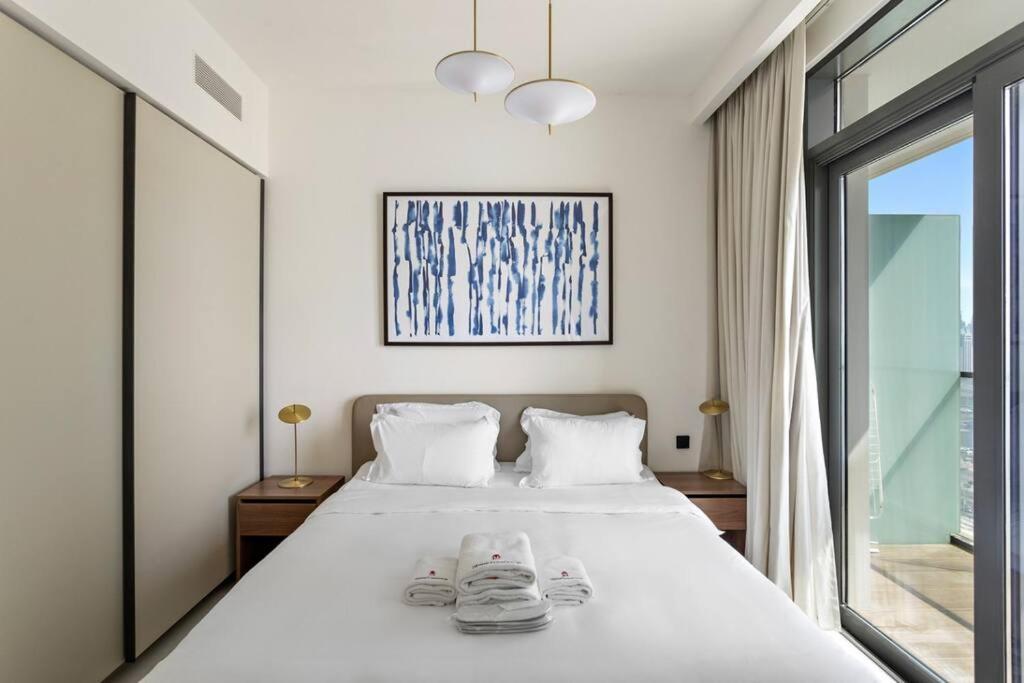 Chic Comfort Fully Furnished 1 Bhk With Sea View And Access