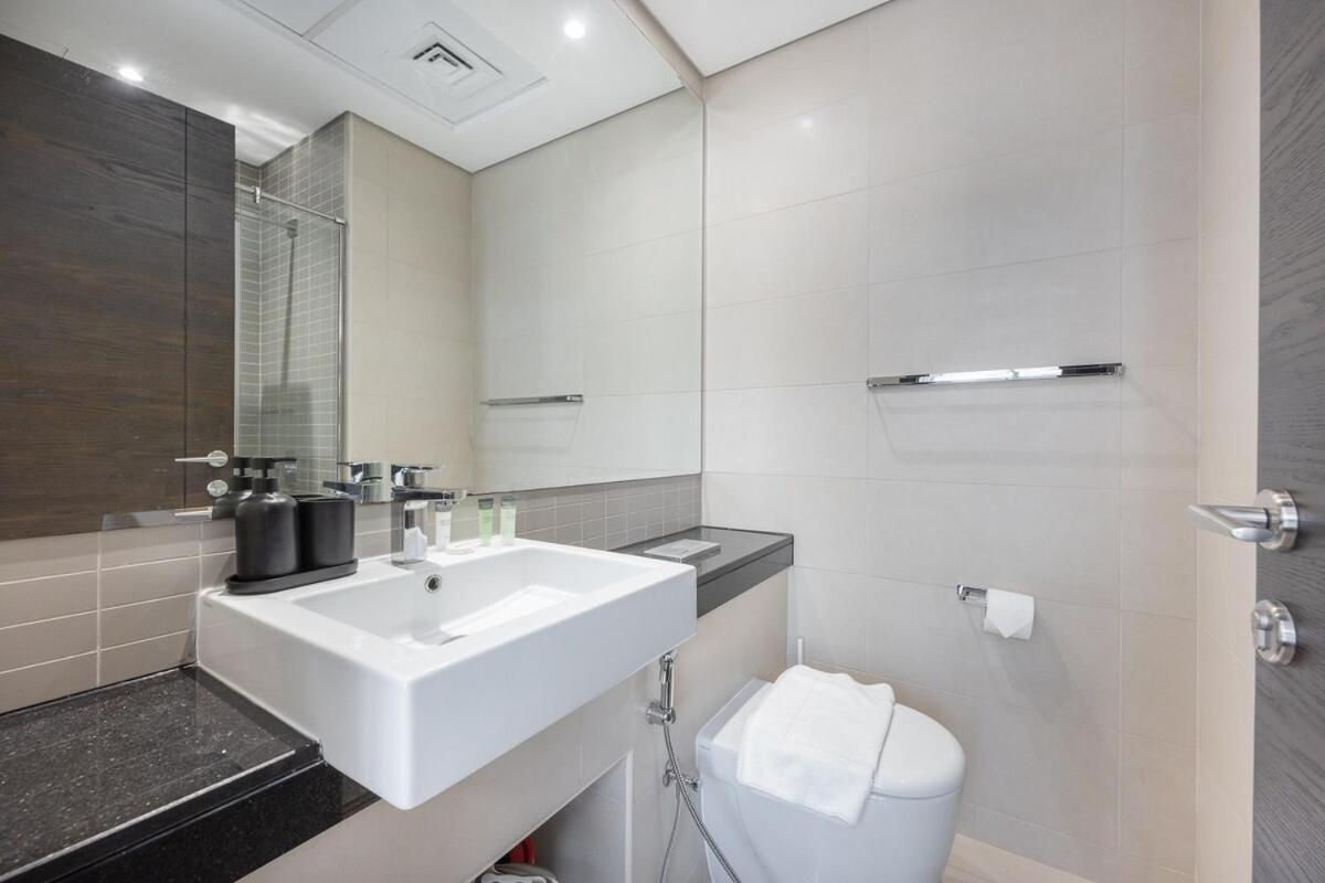 Elegant 1-bedroom With Skyline Views In Marina Apartment