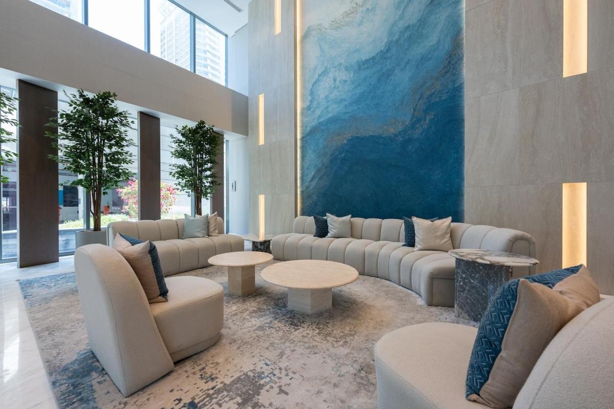 Elegant 1-bedroom With Skyline Views In Marina *