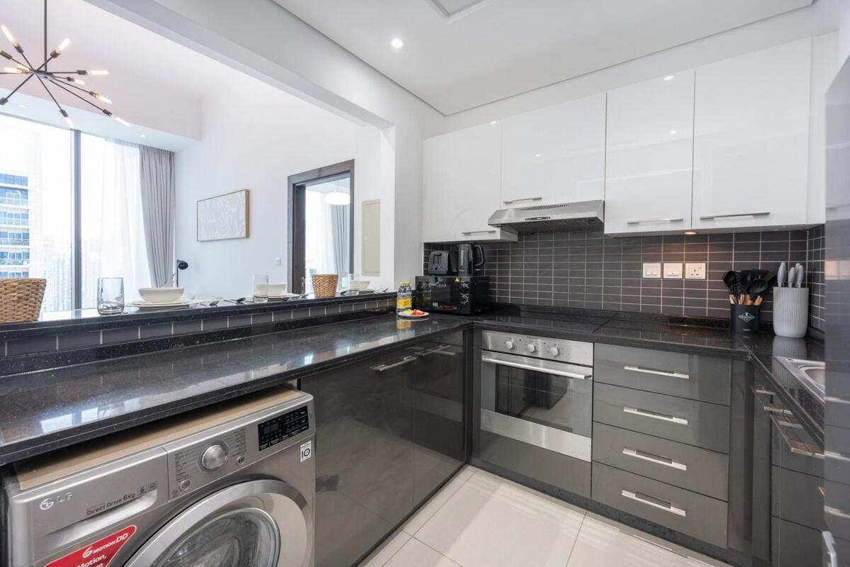 Elegant 1-bedroom With Skyline Views In Marina Dubai