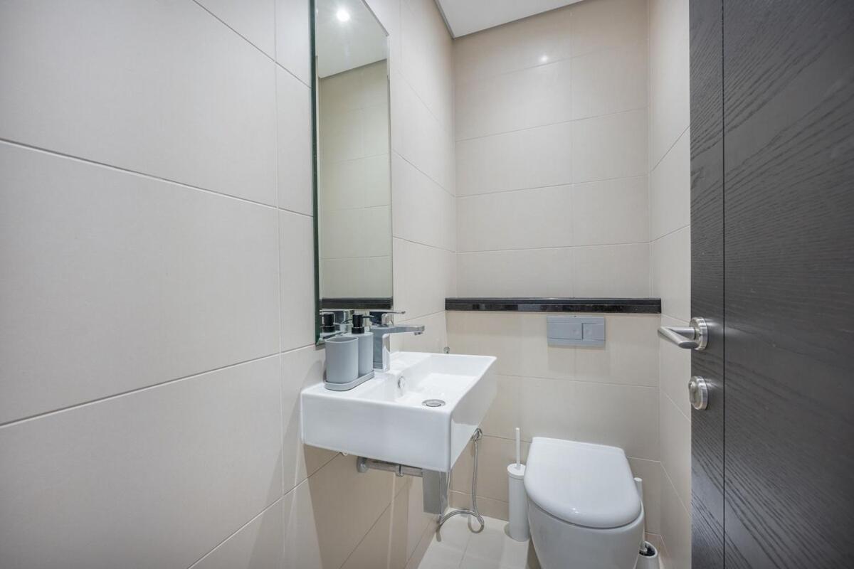Elegant 1-bedroom With Skyline Views In Marina Apartment