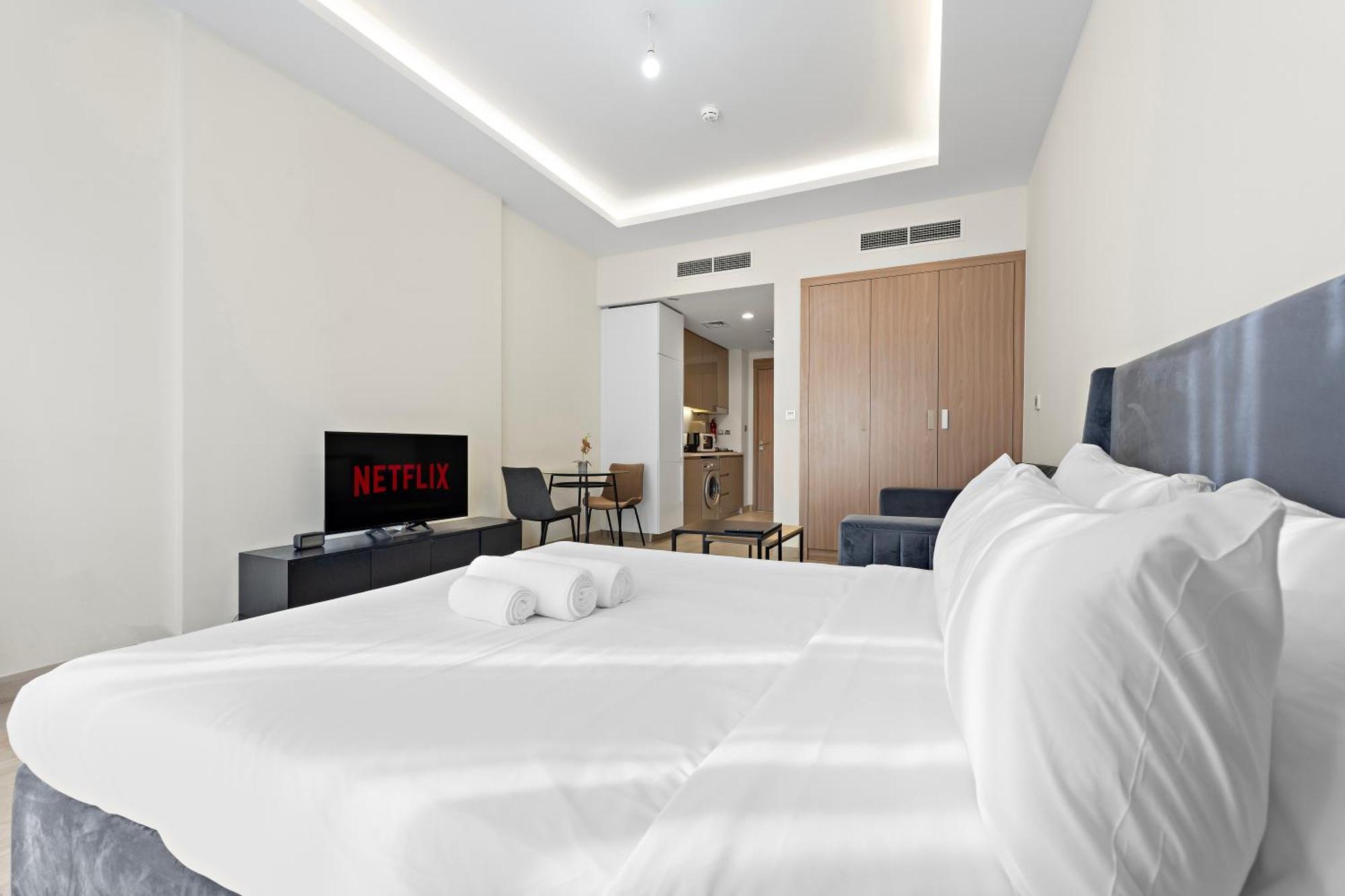 Lovely With Pool And Gym Apartment