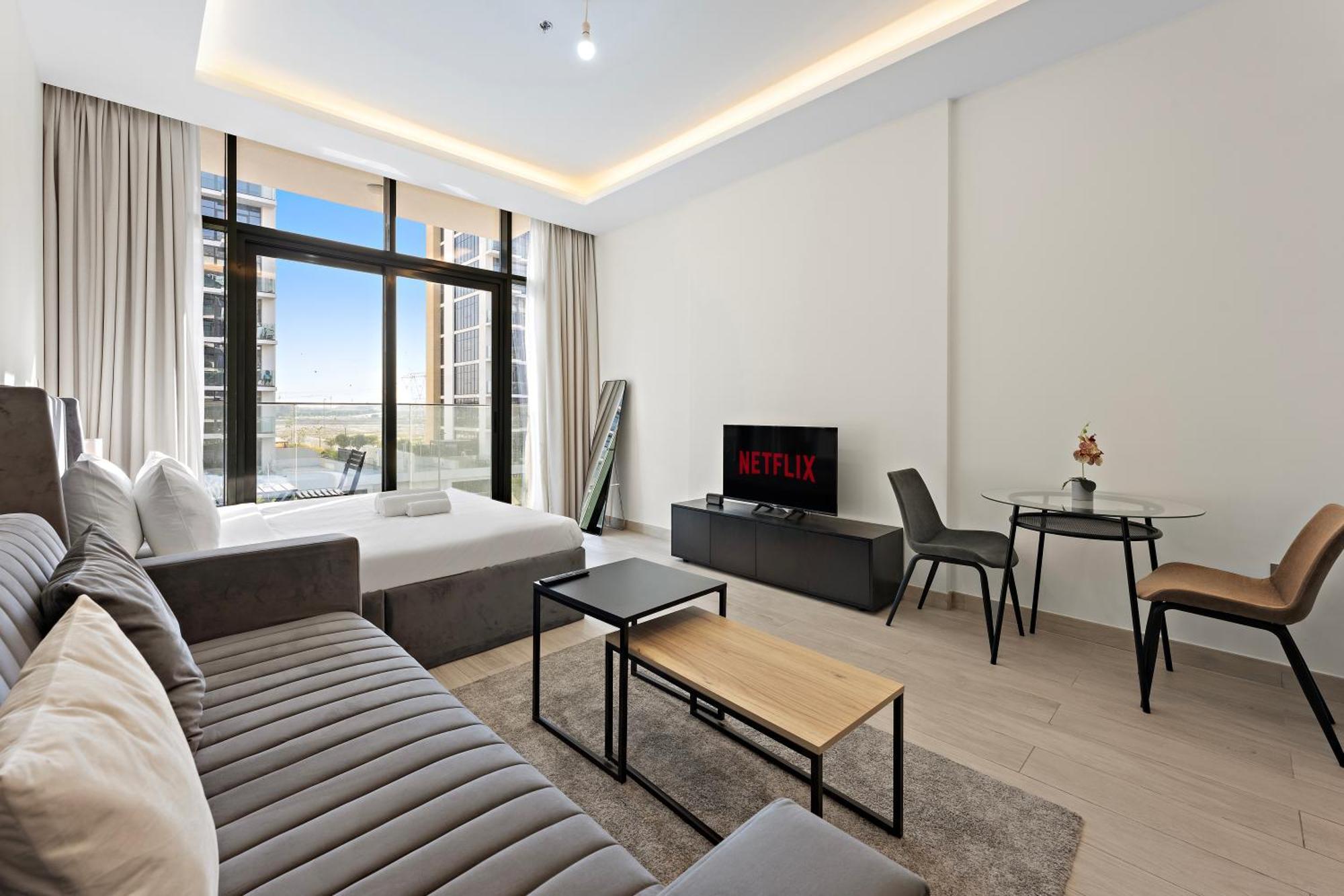 Lovely With Pool And Gym Apartment *
