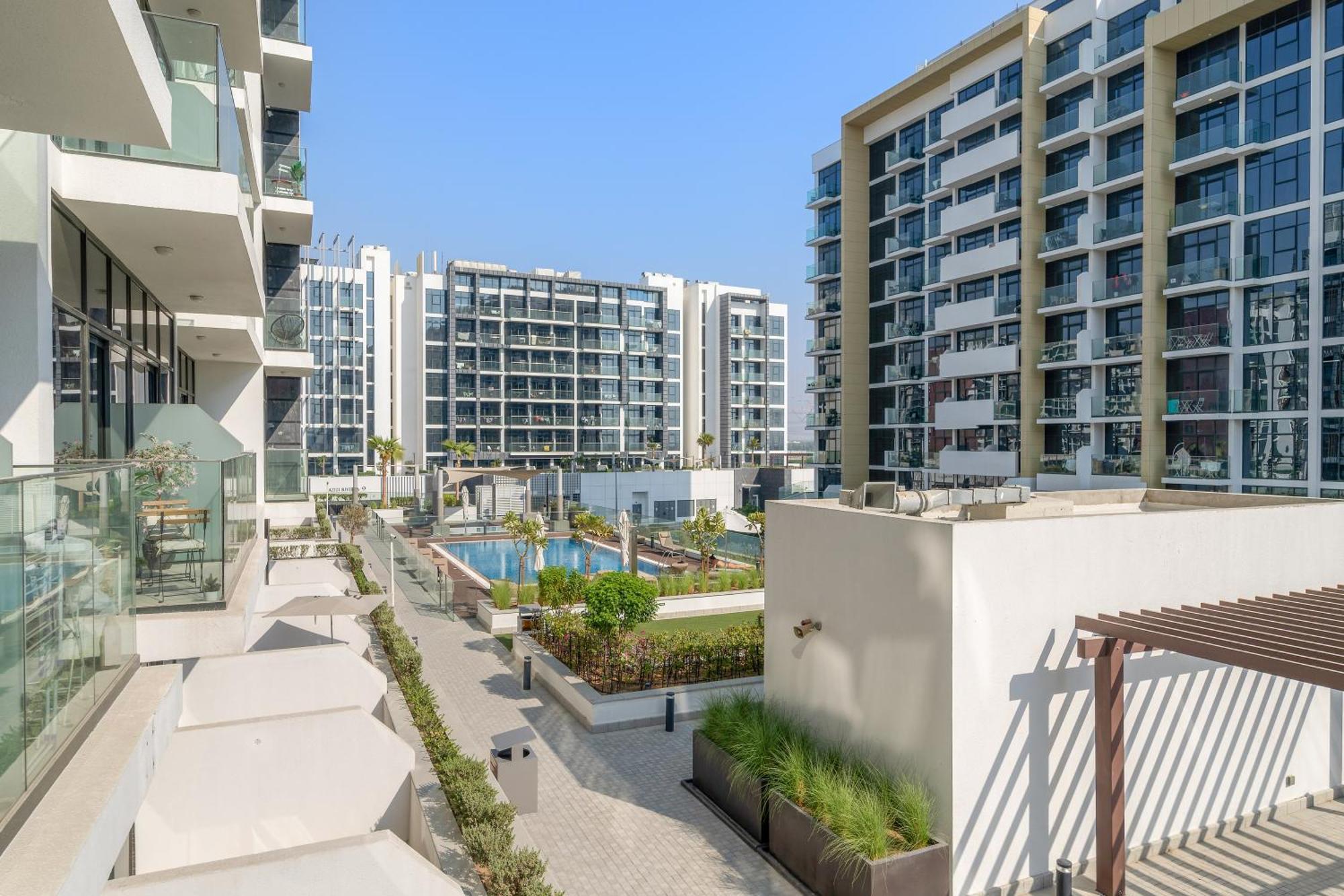 Lovely With Pool And Gym Dubai