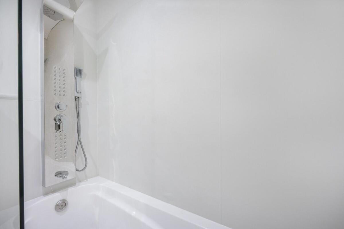 Stylish 1br Urban Living In Marina Dubai