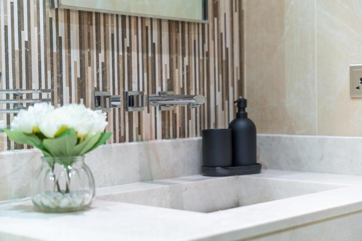 Elite 2-bedroom Flat In Downton With Burj Khalifa View! * Dubai