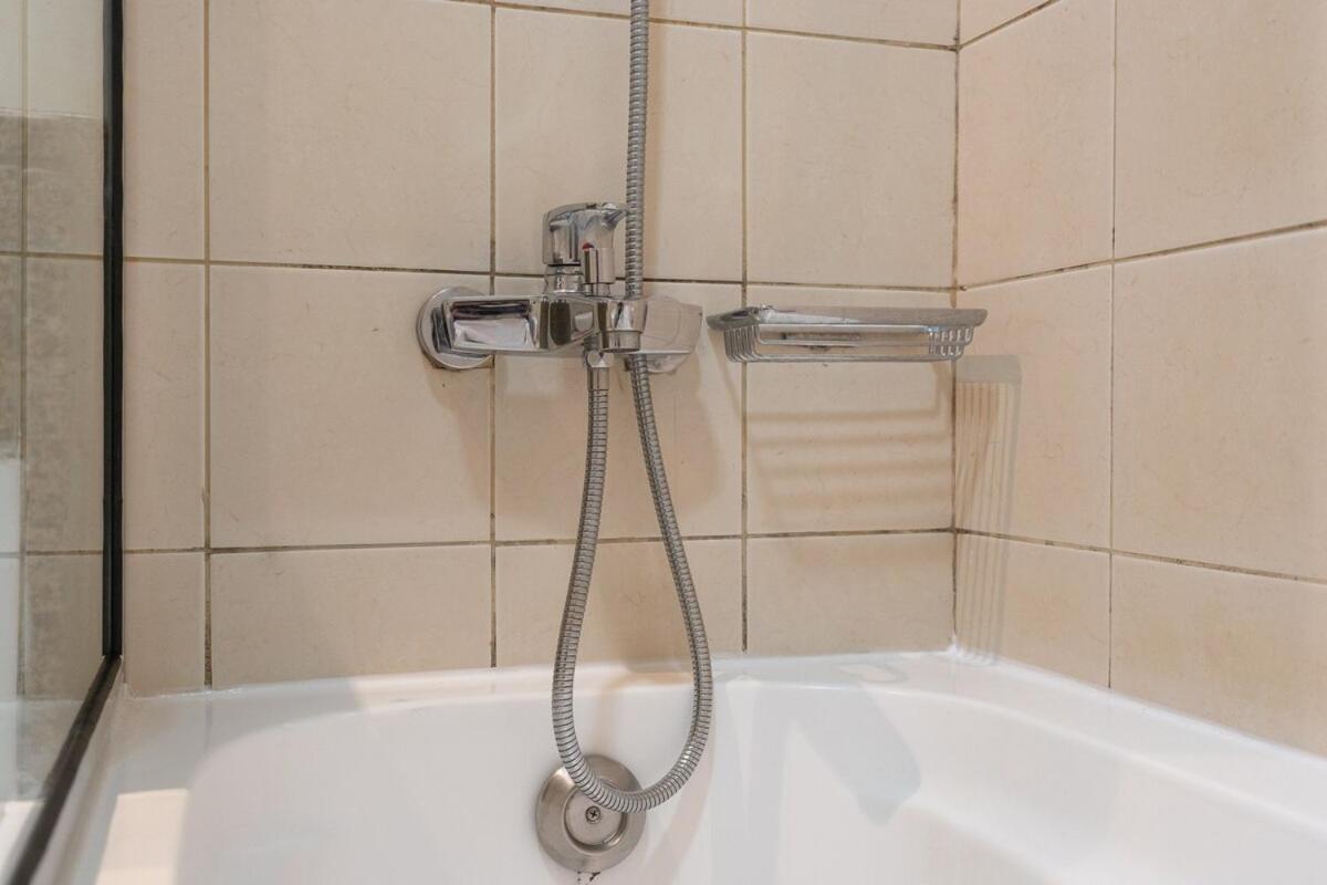 Charming Studio Apartment, With Easy Beach Access In Marina *