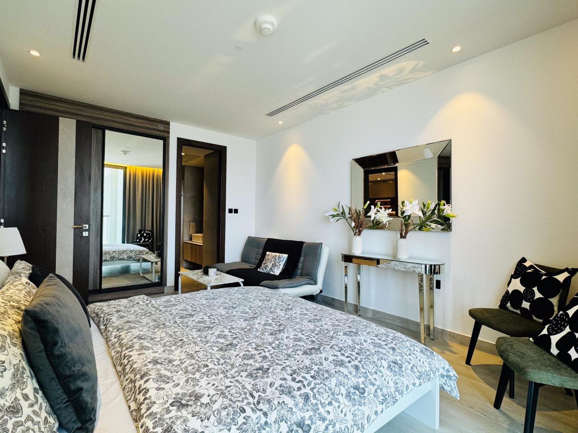 The Ivy Tower-1br Urban Elegance In Jvt Apartment