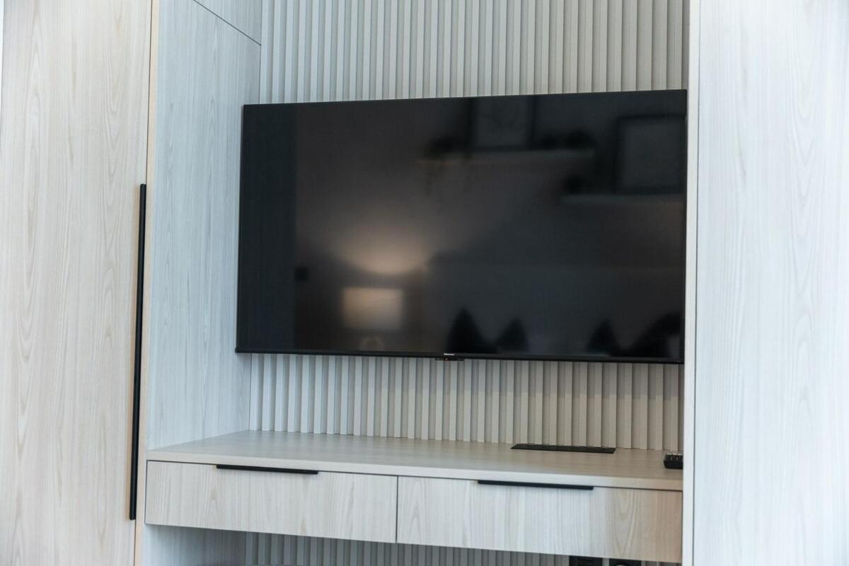 Modern With Pool View For 2 In Jvc Apartment *