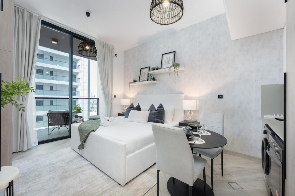 Apartment Modern With Pool View For 2 In Jvc