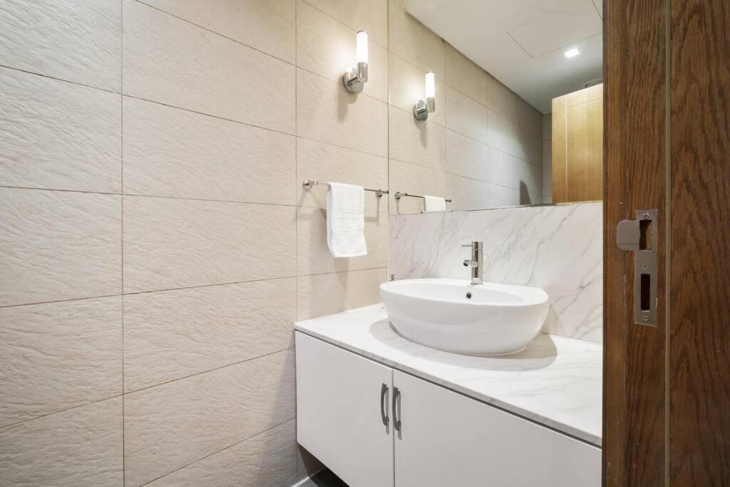 Luxury 2br And Maid With Stunning Marina View Apartment Dubai