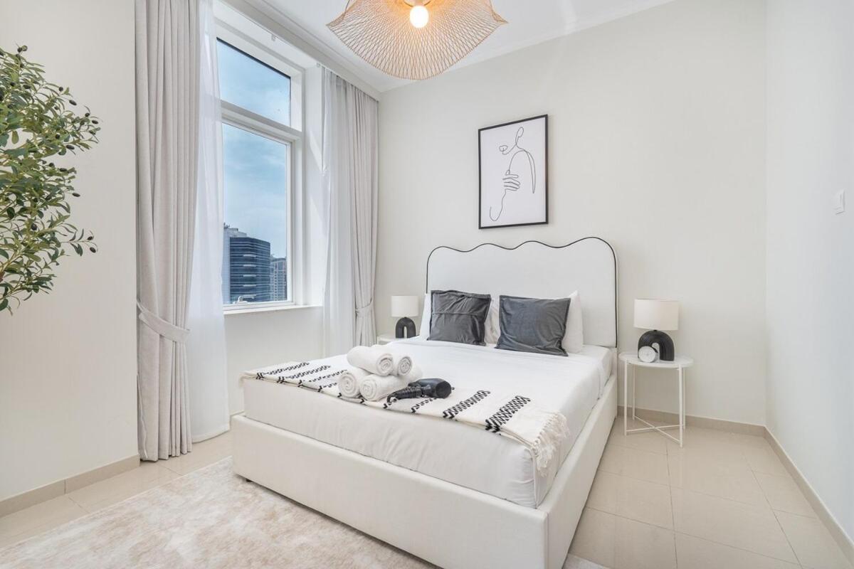 Sophisticated 1-bedroom With Skyscrapers View At Botanica Tower Apartment