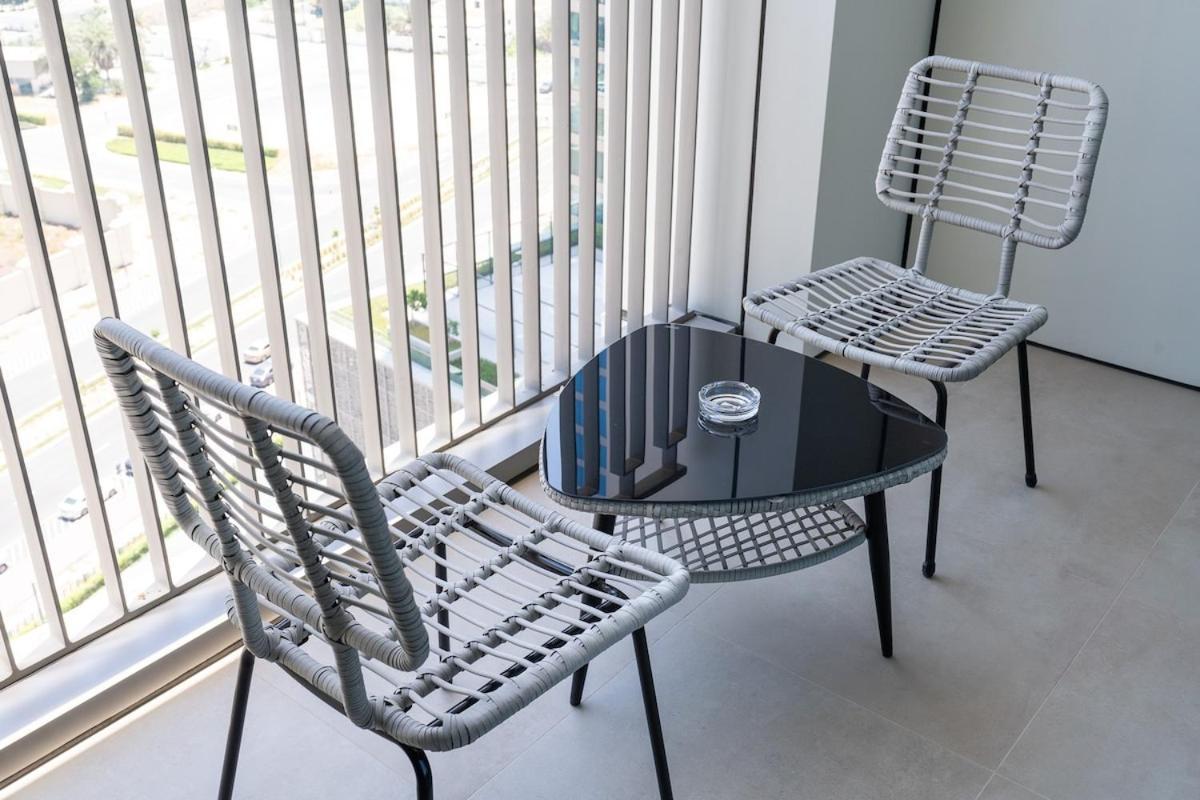 Elegant 2-bedroom With Comfy Living Area In Downtown Apartment *