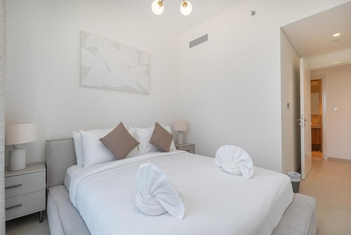 Elegant 2-bedroom With Comfy Living Area In Downtown Apartment *
