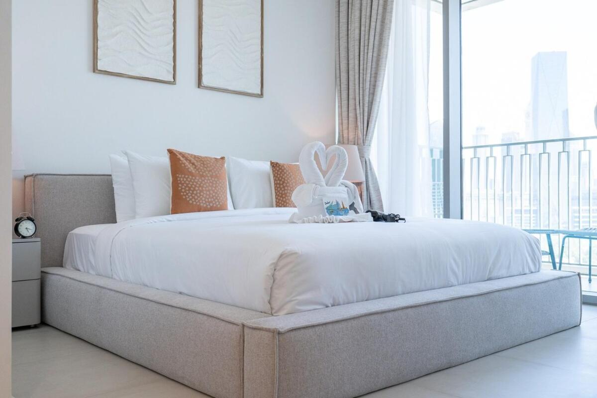 Apartment Elegant 2-bedroom With Comfy Living Area In Downtown Dubai