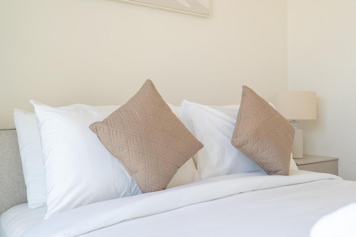 Elegant 2-bedroom With Comfy Living Area In Downtown Apartment