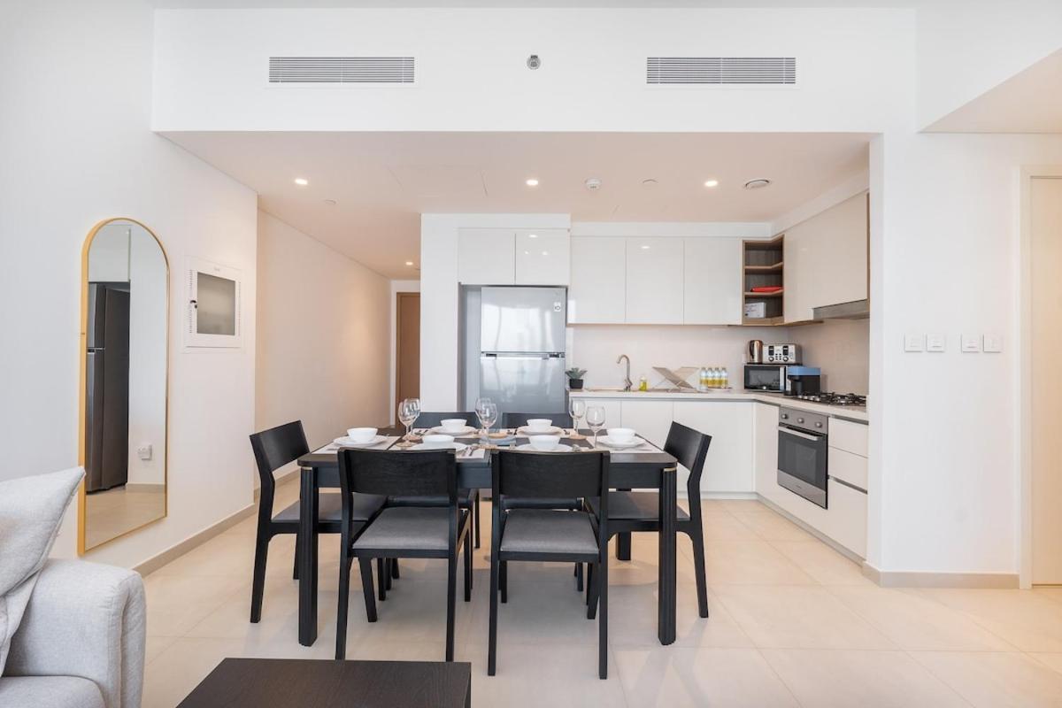 Apartment Elegant 2-bedroom With Comfy Living Area In Downtown *