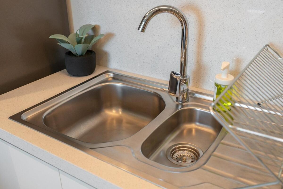 Elegant 2-bedroom With Comfy Living Area In Downtown Apartment *