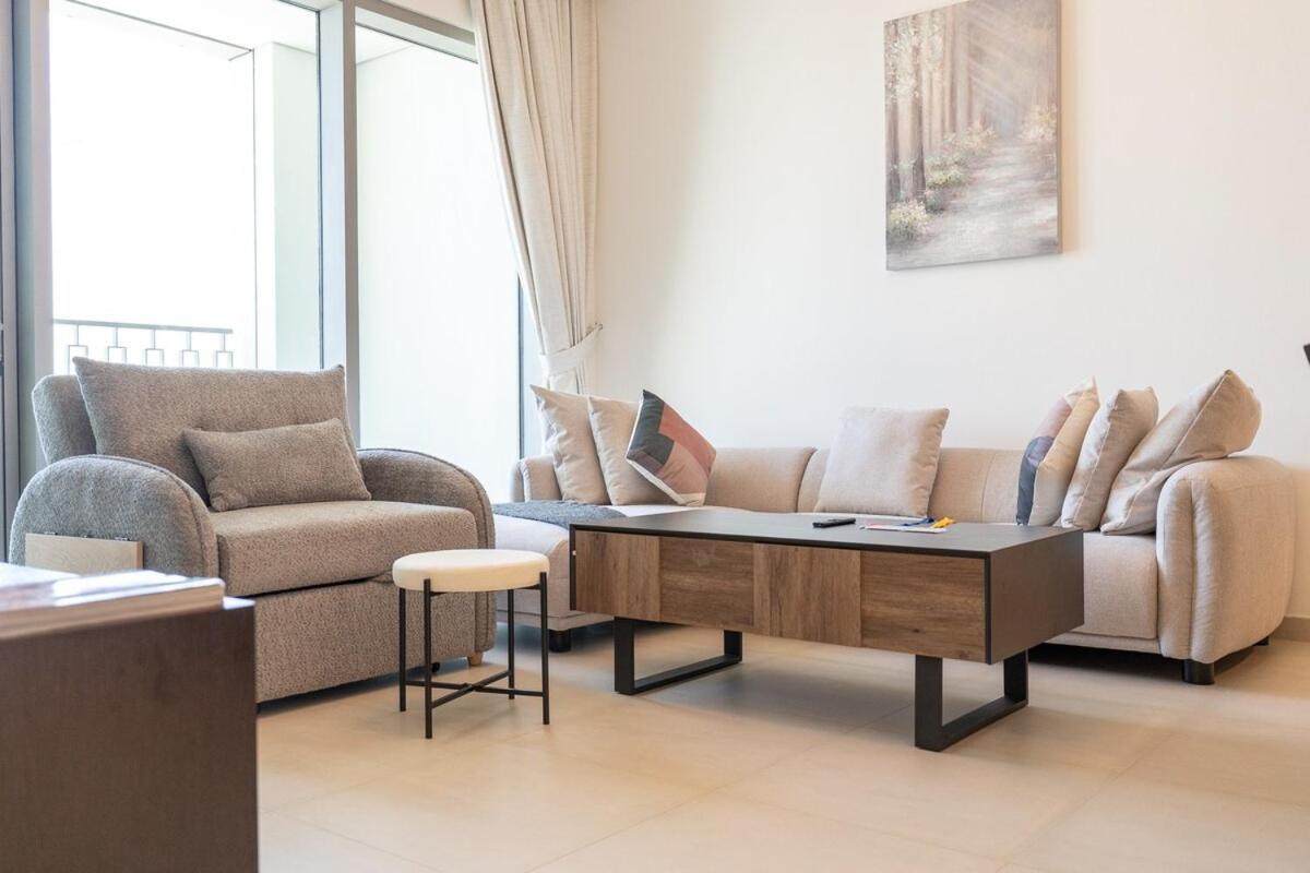 Elegant 2-bedroom With Comfy Living Area In Downtown Apartment